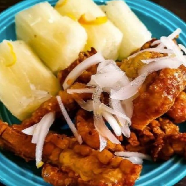 15.CHICHARRON CON YUCA.