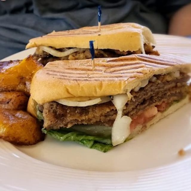 25 A. PAN CON MILANESA.