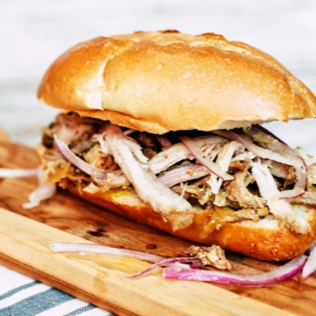 25.PAN CON LECHON.