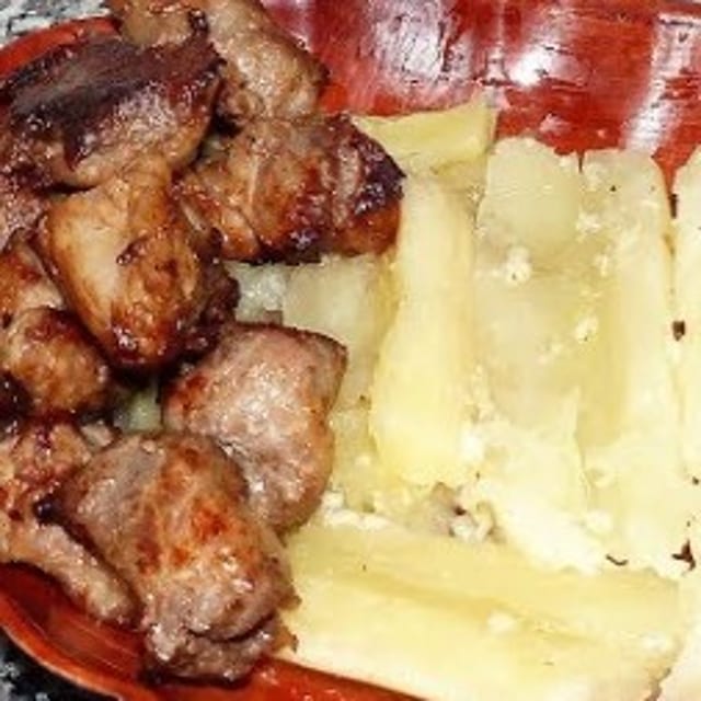 YUCA CON MASAS DE PUERCO.
