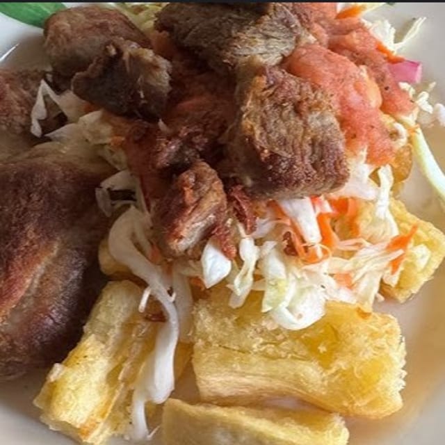 YUCA FRITA CON CHICHARRON.